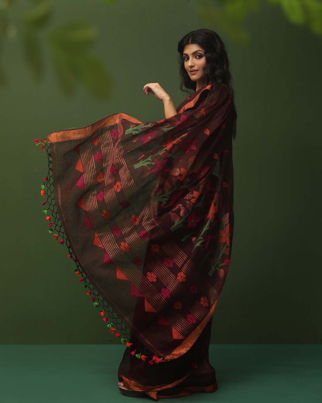 EARTHY ELEGANCE (HANDLOOM PURE LINEN SAREE)