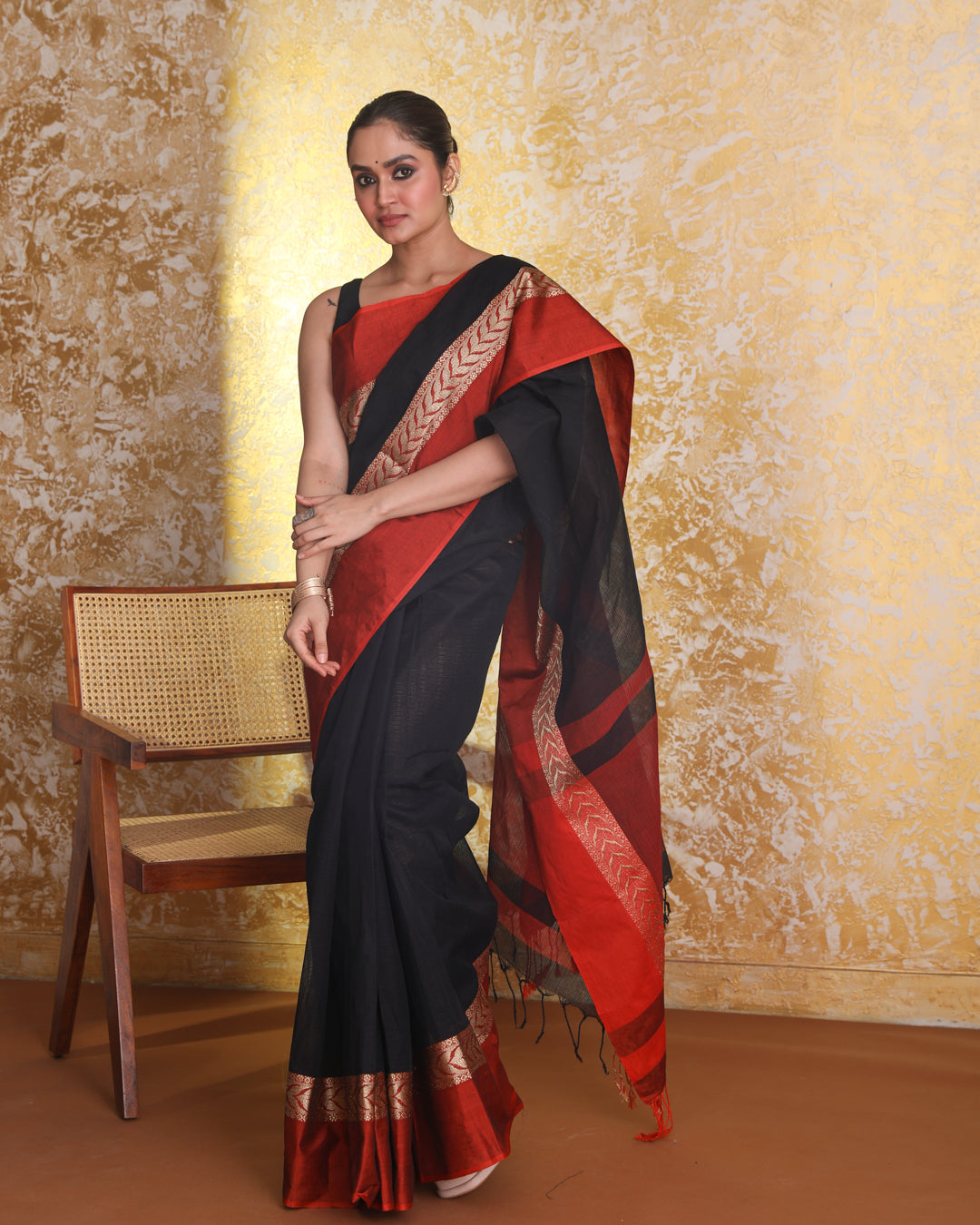 EBONY ELEGANCE (JAMDANI SAREE)