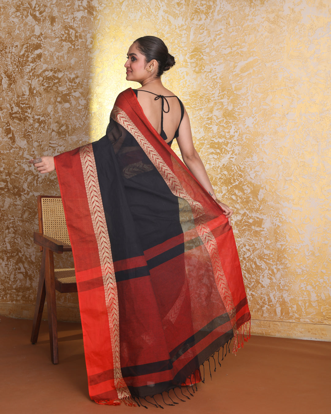 EBONY ELEGANCE (JAMDANI SAREE)