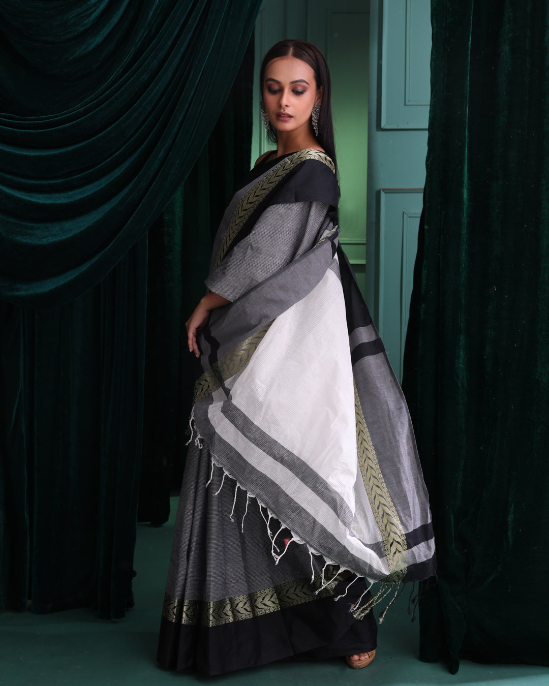 SUBTLE ELEGANCE (JAMDANI SAREE)
