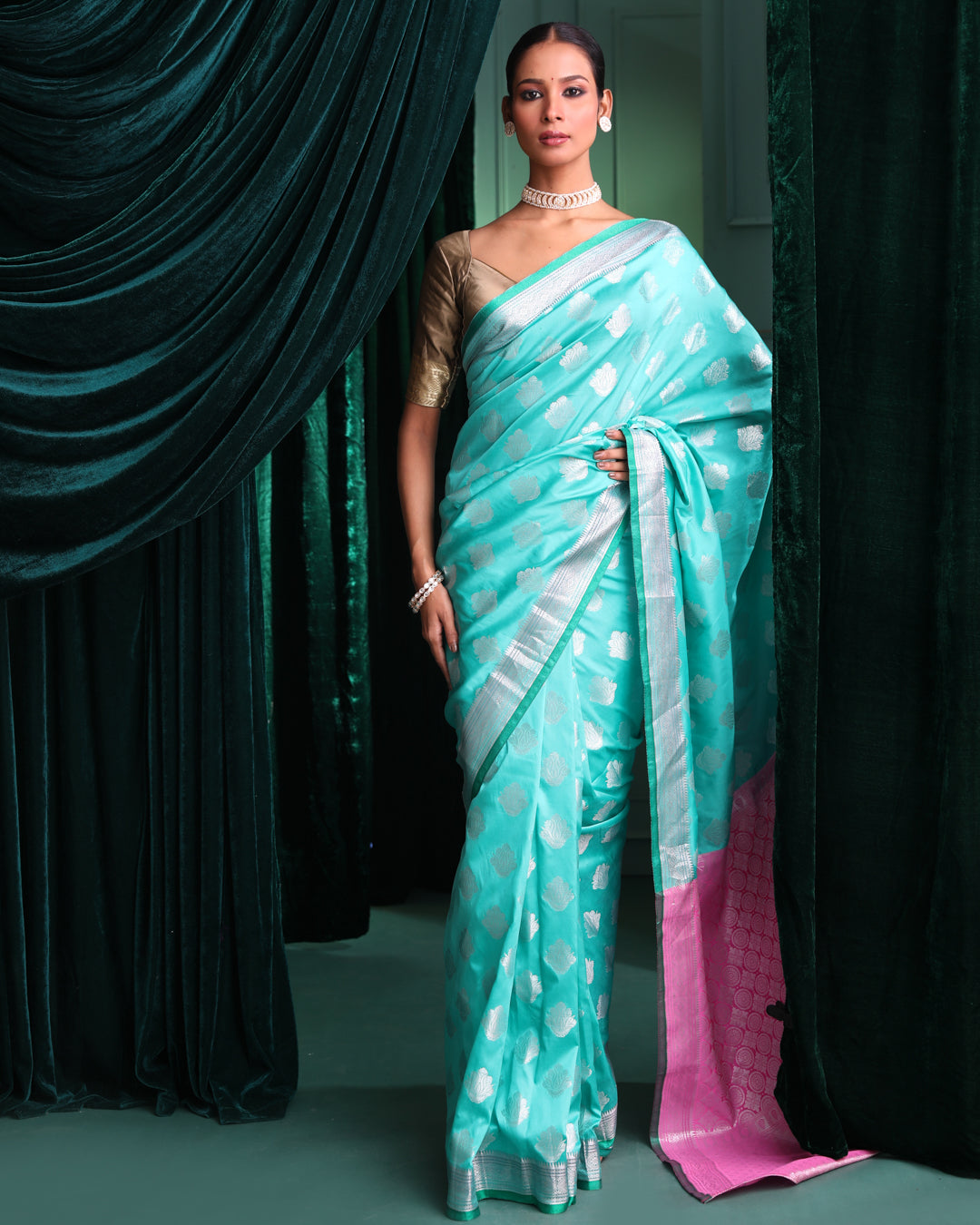 KANJEEVARAM GREEN WOVEN DESIGN TRADITIONAL WEAR SAREE (KANJEEVARAM ART SILK SAREE)