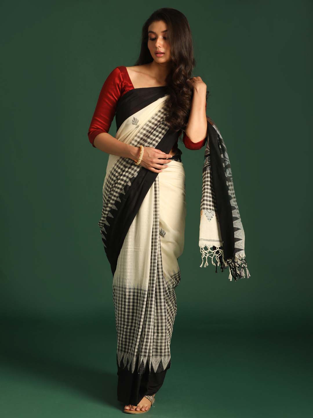 Indethnic Black and White Solid Colour Blocked Saree - View 1