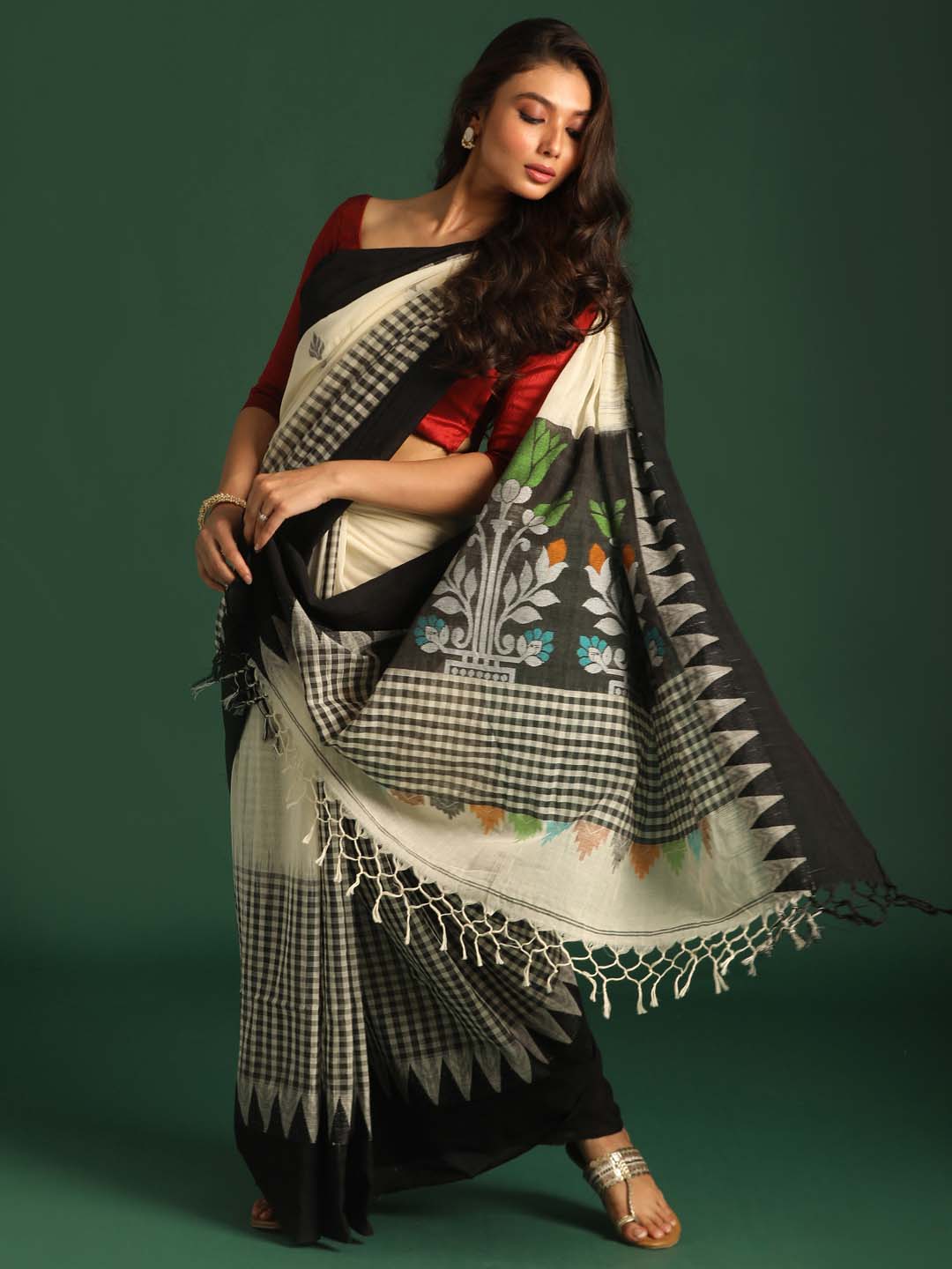 Indethnic Black and White Solid Colour Blocked Saree - View 2
