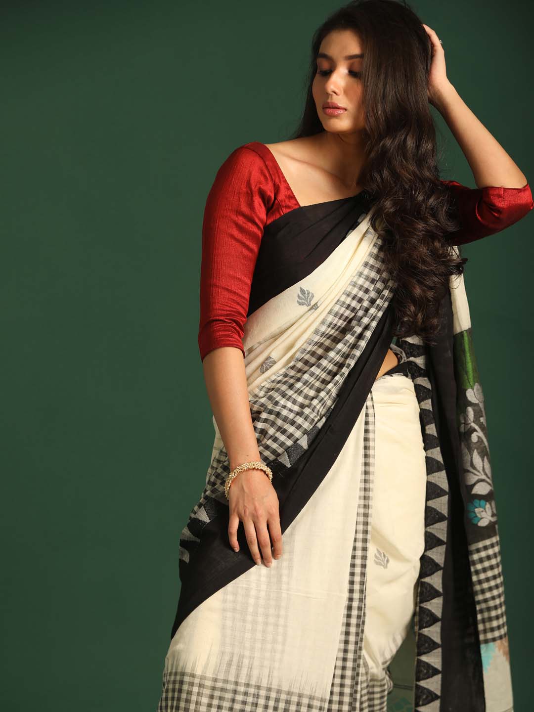 Indethnic Black and White Solid Colour Blocked Saree - View 3