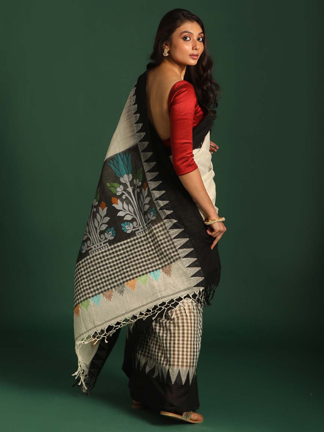 Indethnic Black and White Solid Colour Blocked Saree - View 3