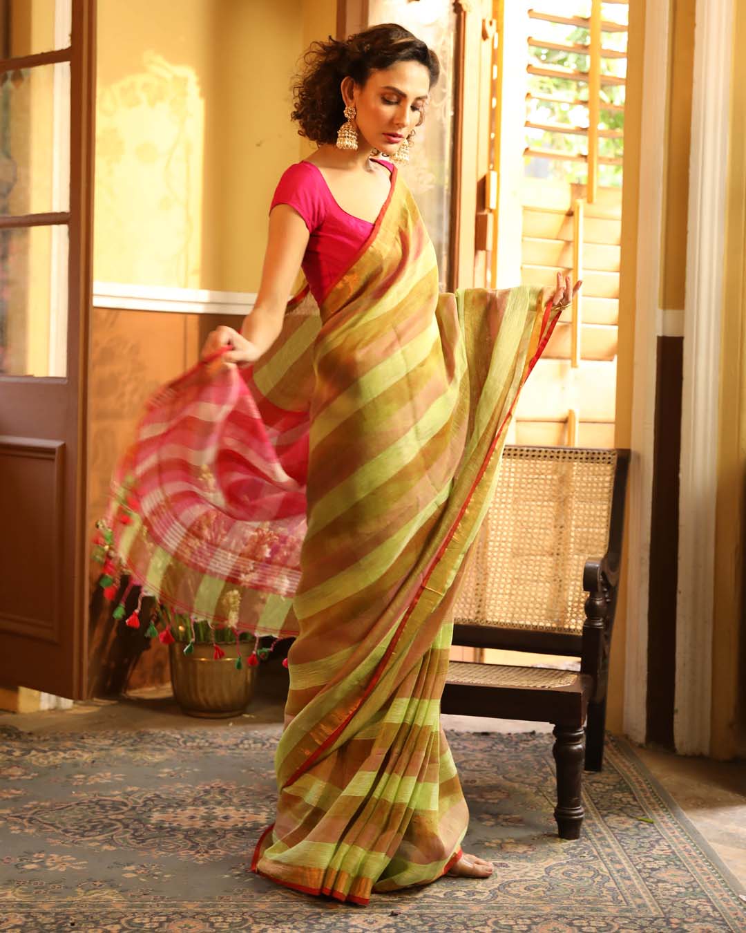 VERDANT ELEGANCE (BENGAL HANDLOOM PURE LINEN SAREE)