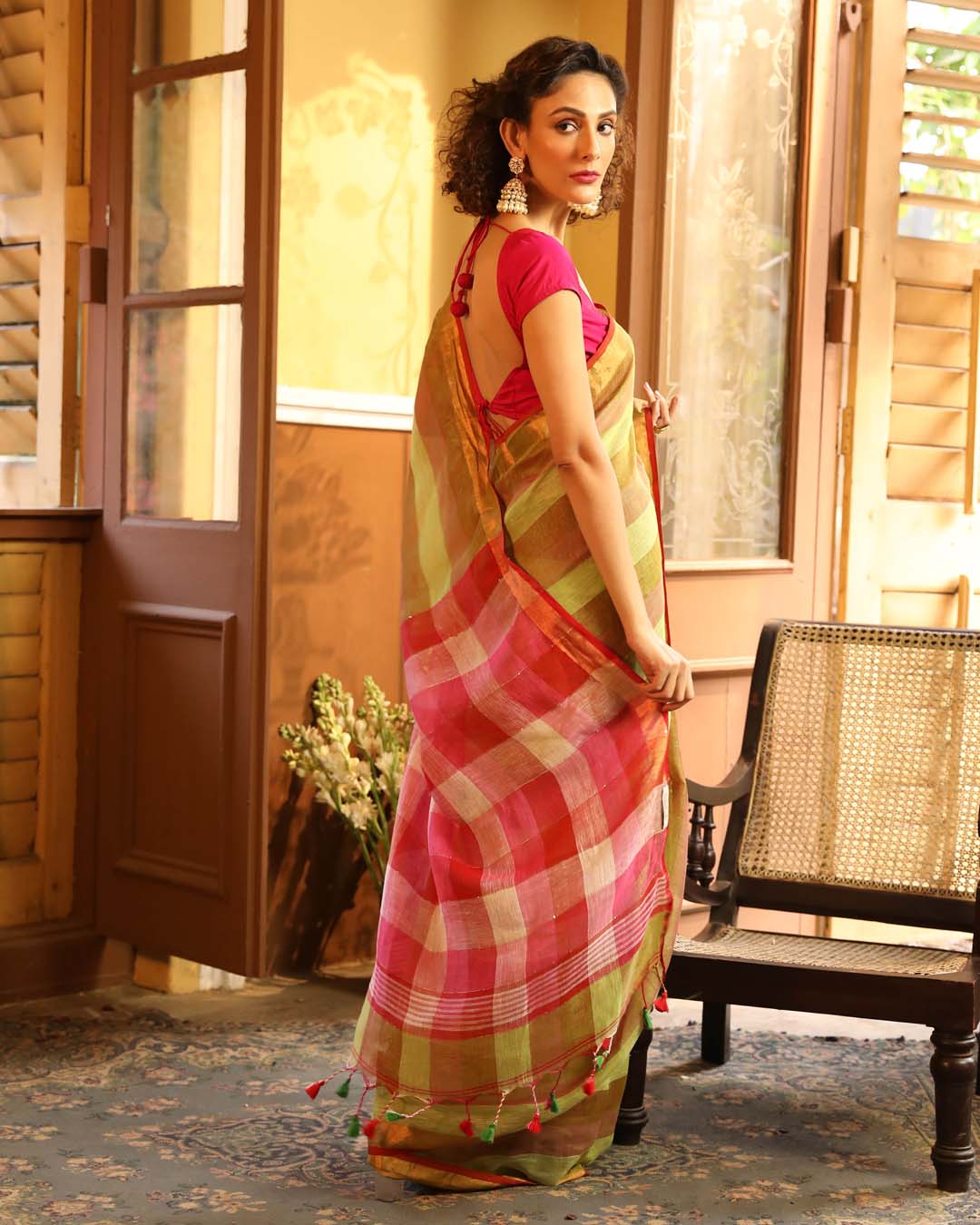 VERDANT ELEGANCE (BENGAL HANDLOOM PURE LINEN SAREE)