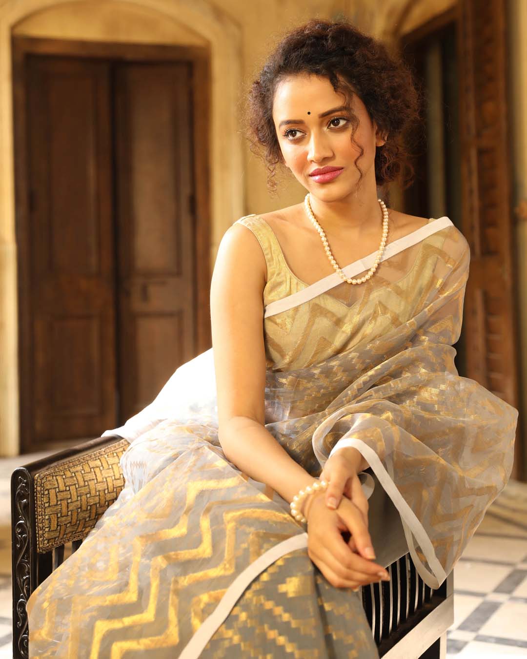 CHARCOAL ELEGANCE (BENGAL HANDLOOM ART SILK SAREE)