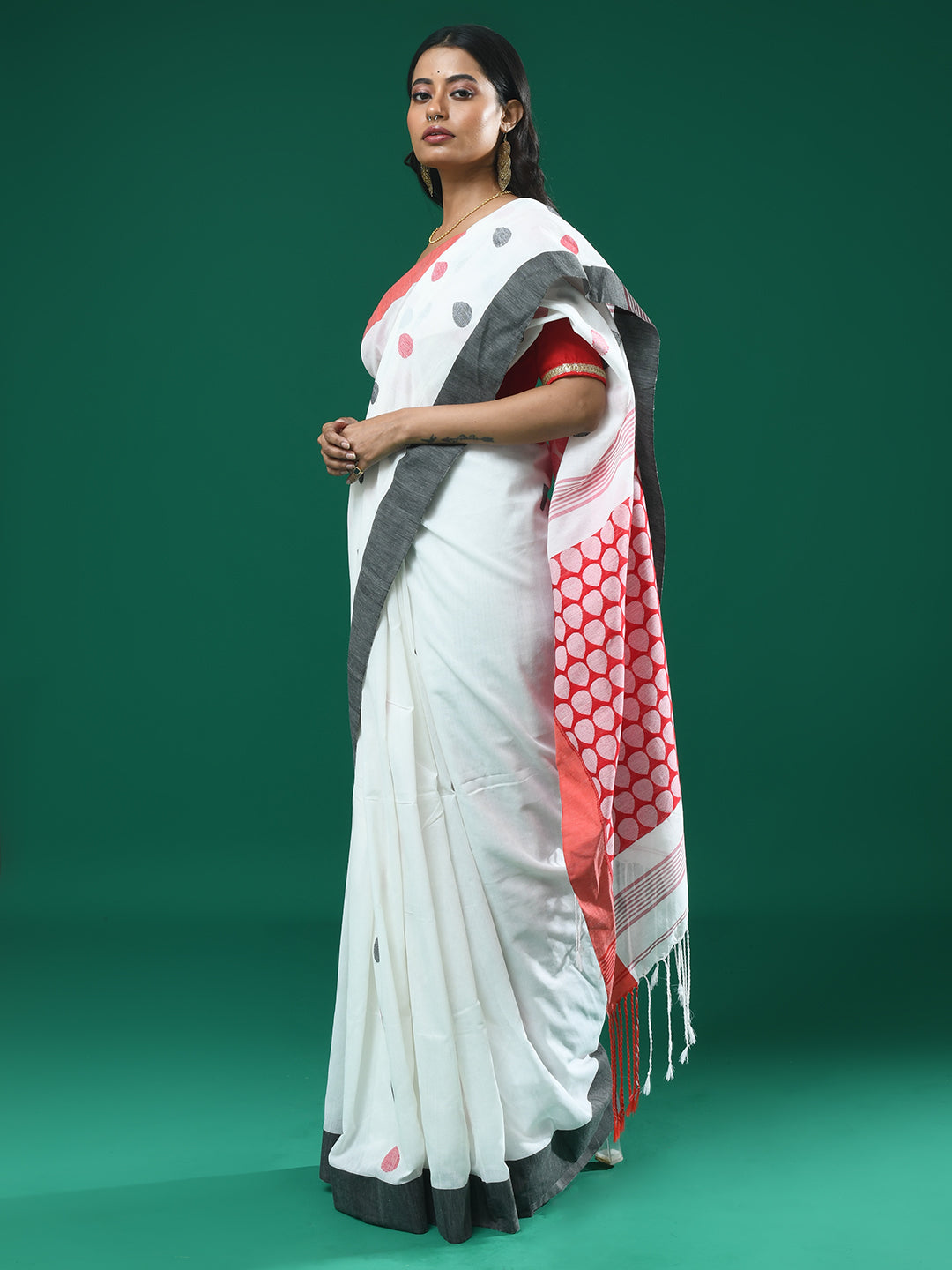 IVORY ELEGANCE (SAREE)