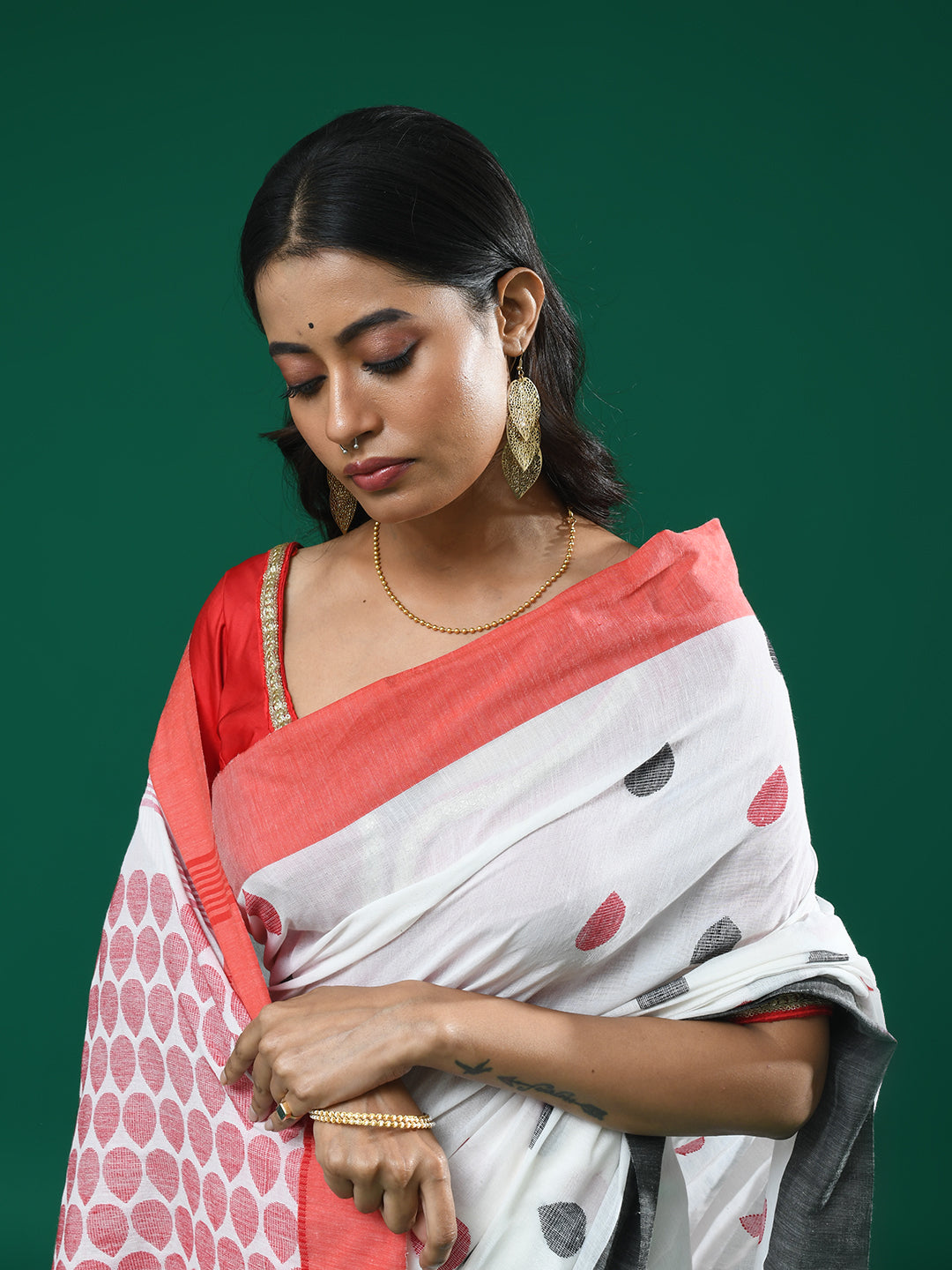 IVORY ELEGANCE (SAREE)