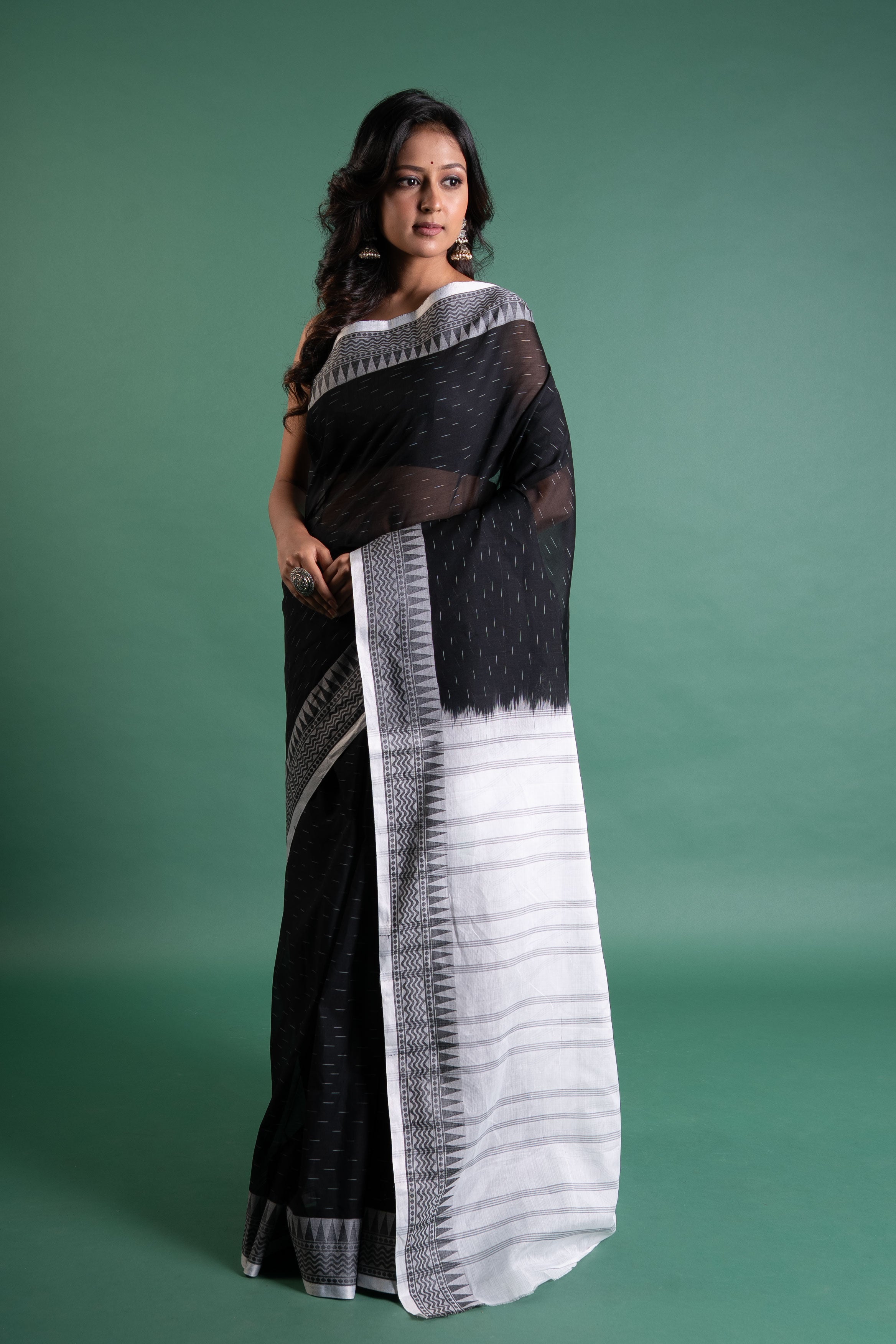 Noir Whispers – Black & White Bengal Handloom Cotton Saree