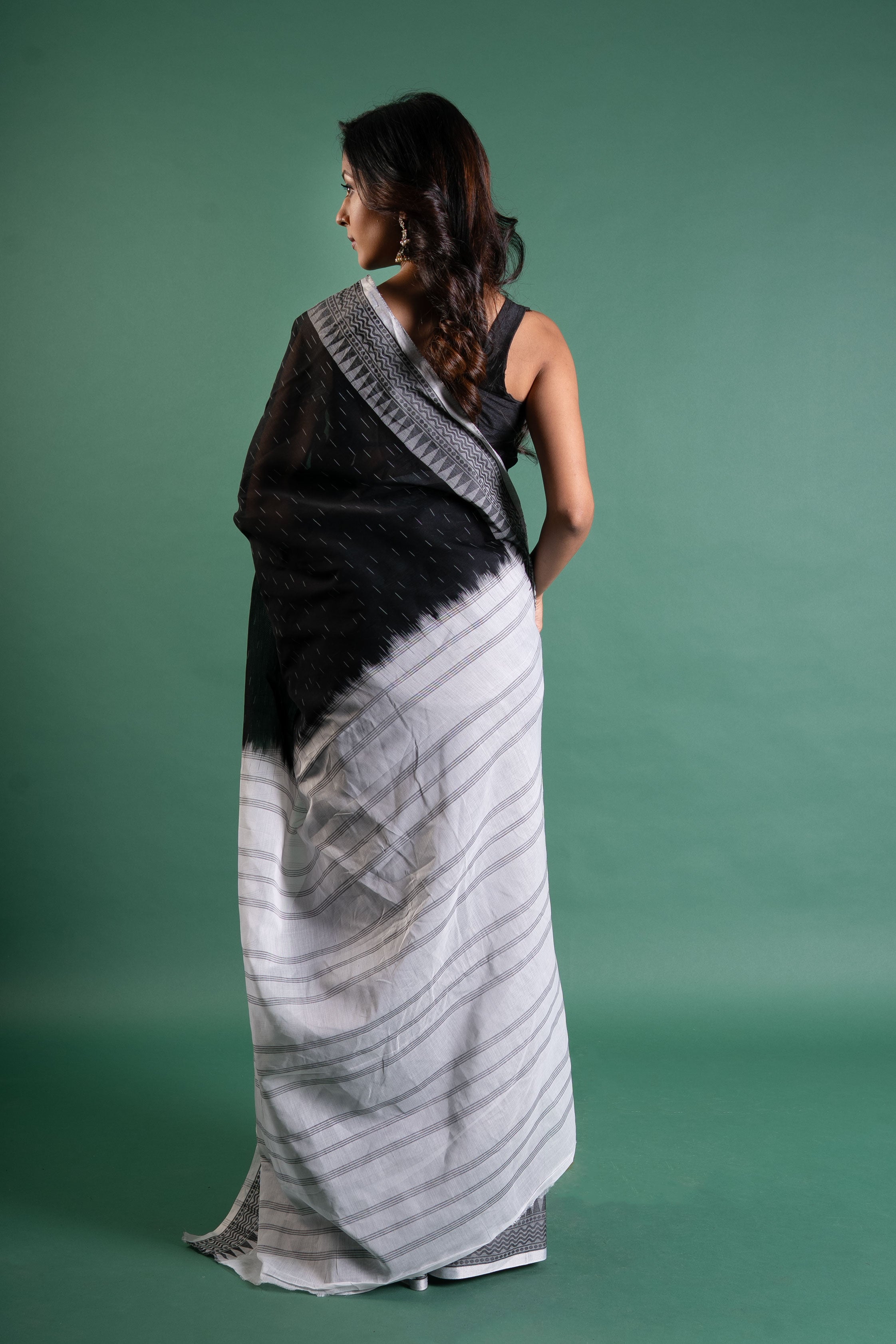Noir Whispers – Black & White Bengal Handloom Cotton Saree