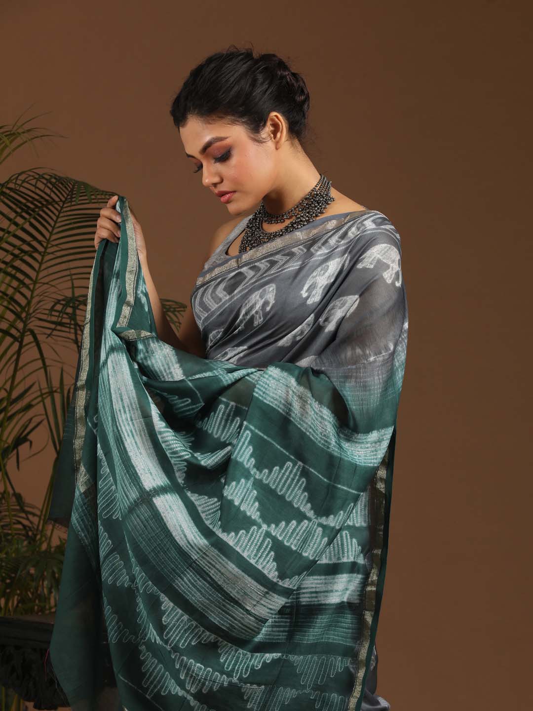 Indethnic Shibori Silk Cotton Saree in Grey - View 2