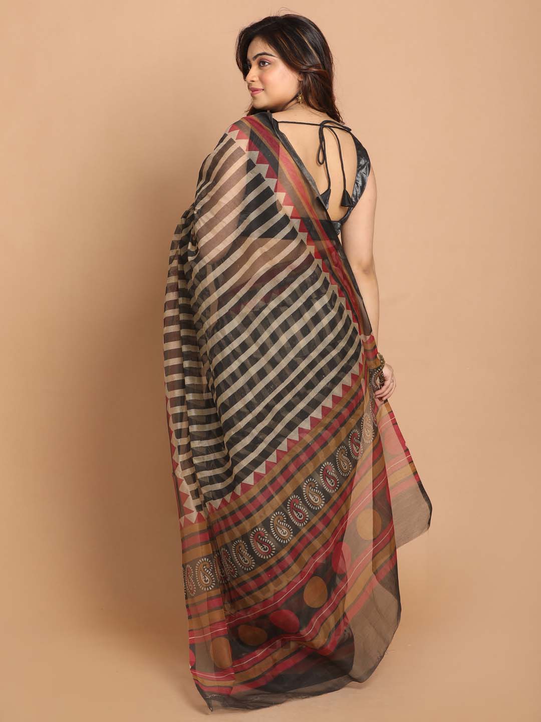 Indethnic Printed Cotton Blend Saree in black - View 3