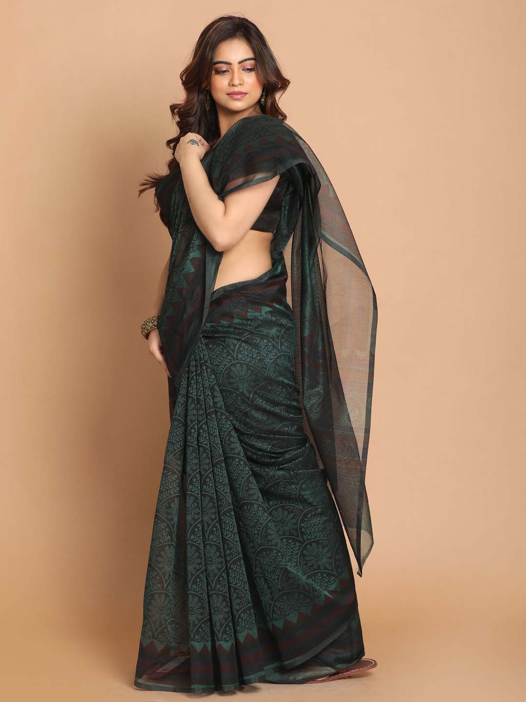 Indethnic Printed Cotton Blend Saree in Green - View 2