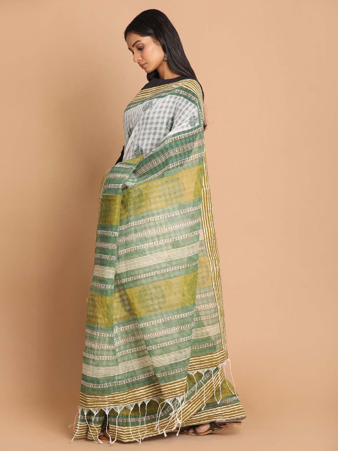 Indethnic Printed Cotton Blend Saree in green - View 2
