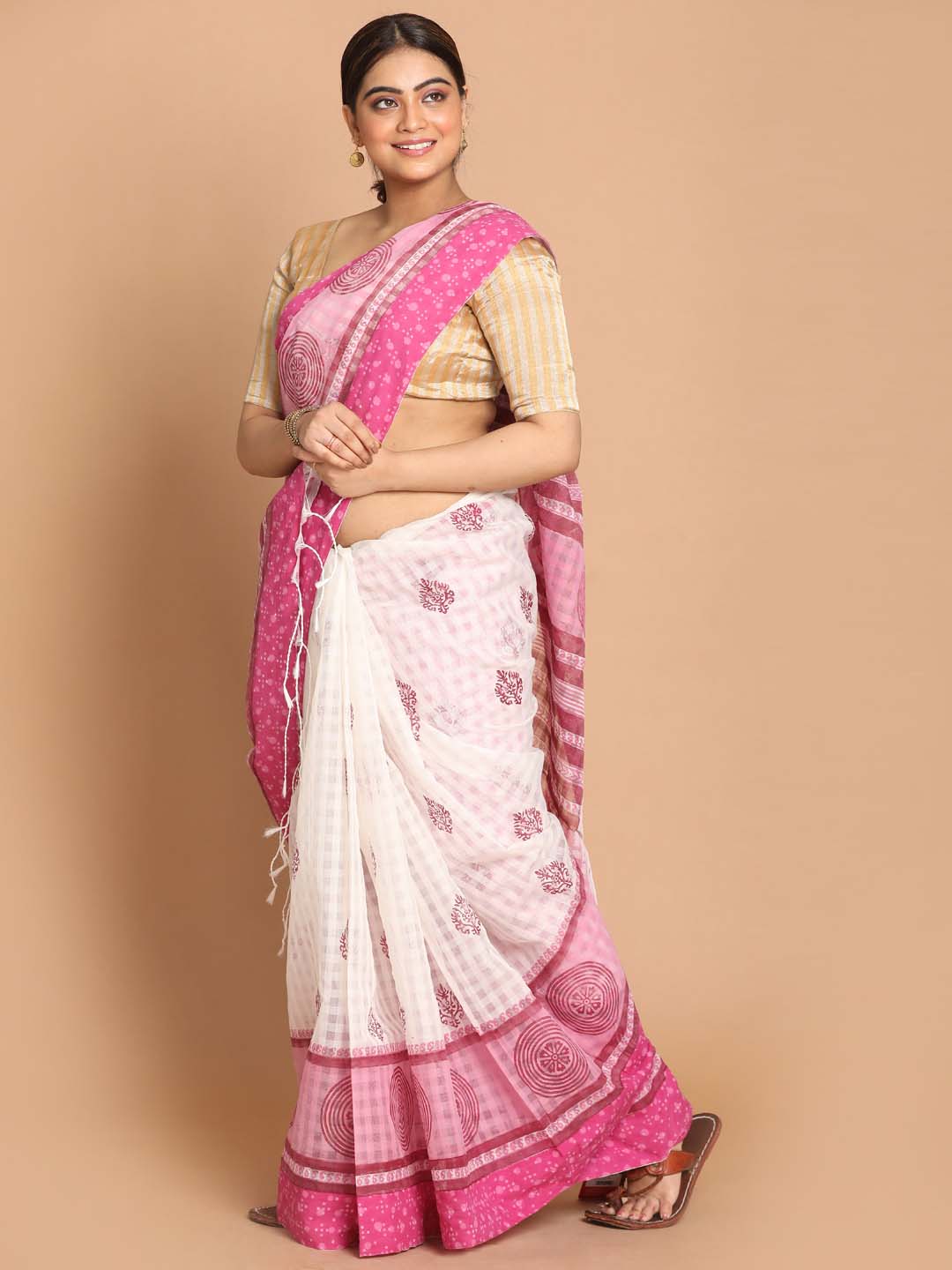 Indethnic Printed Cotton Blend Saree in pink - View 2