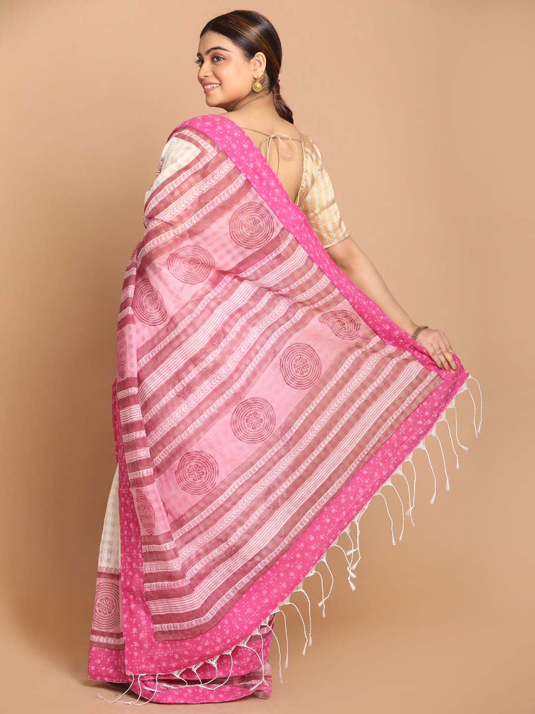 Indethnic Printed Cotton Blend Saree in pink - View 3