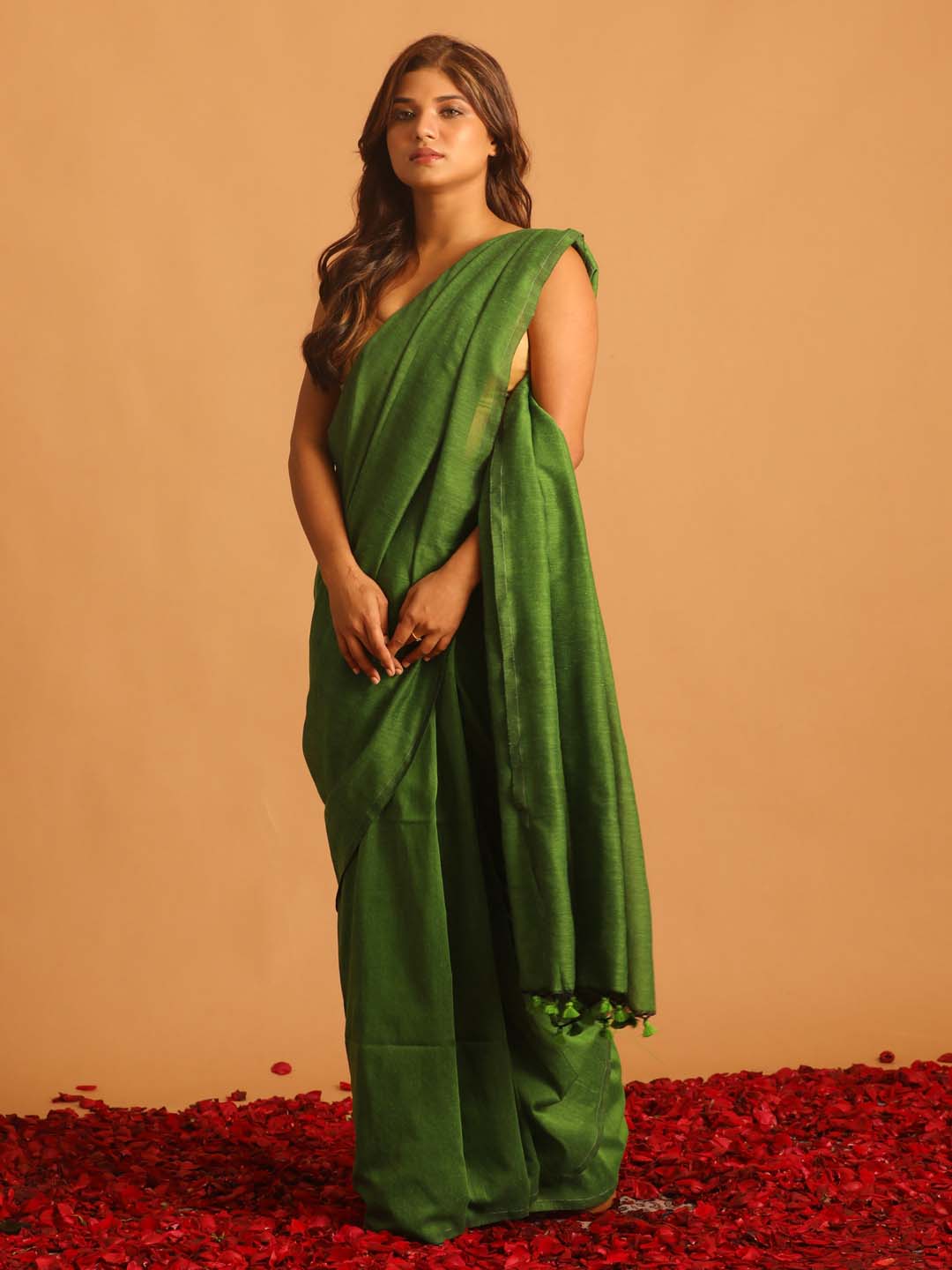 Indethnic Green Cotton Blend Solid Design Sarees - View 1