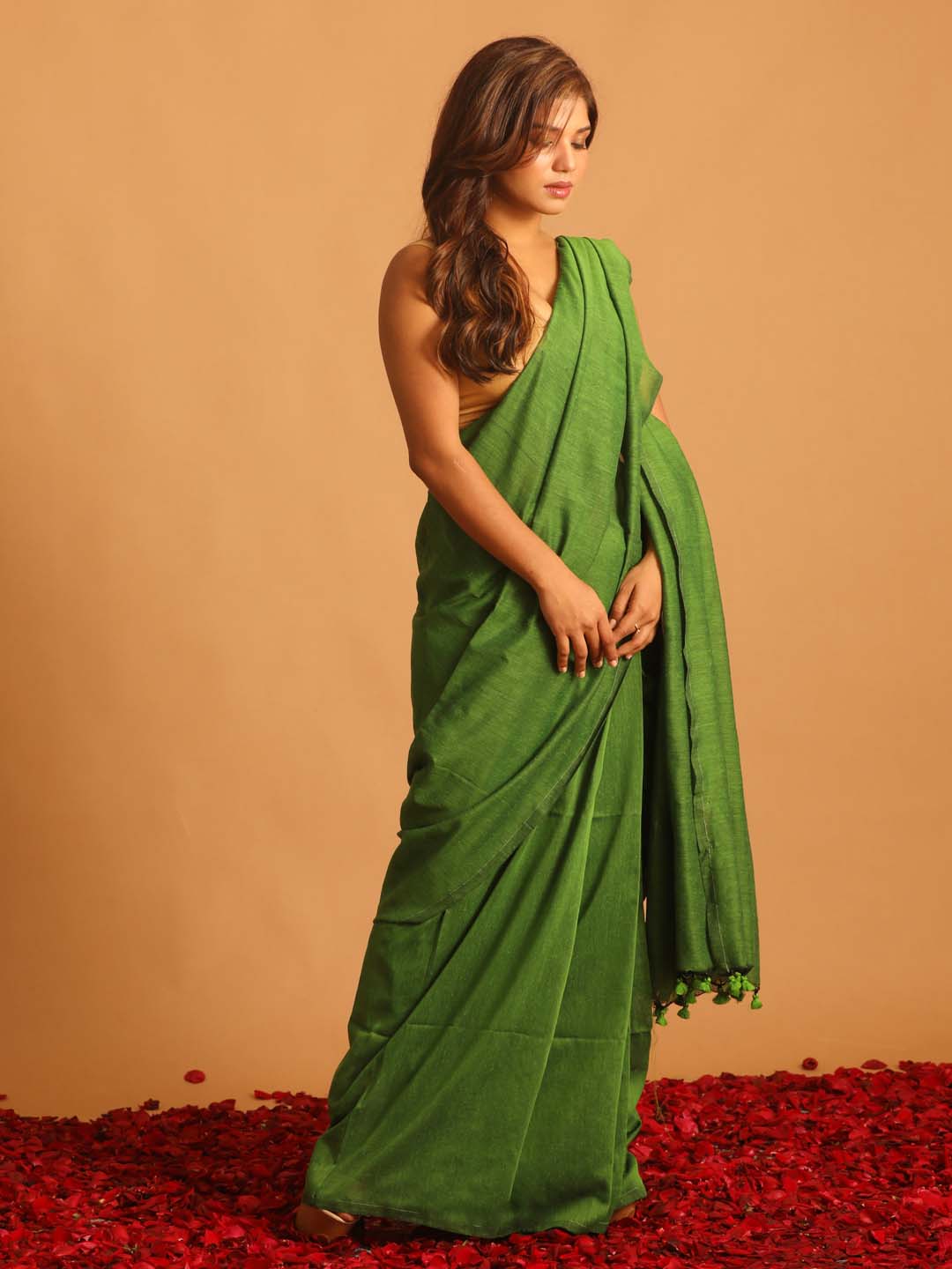Indethnic Green Cotton Blend Solid Design Sarees - View 2