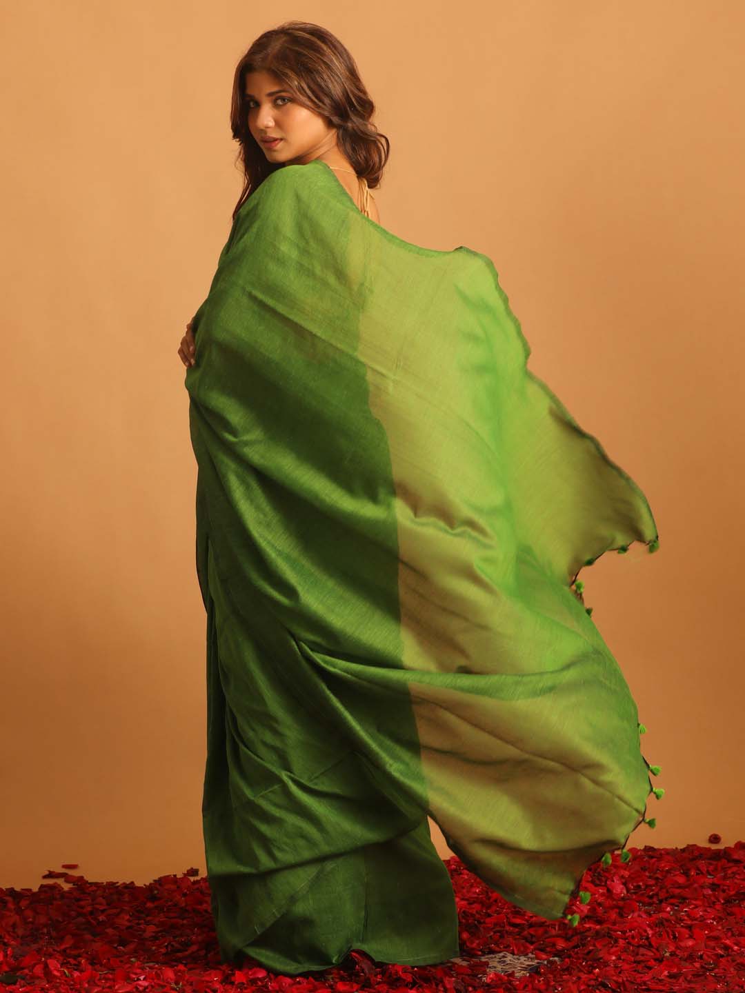 Indethnic Green Cotton Blend Solid Design Sarees - View 3