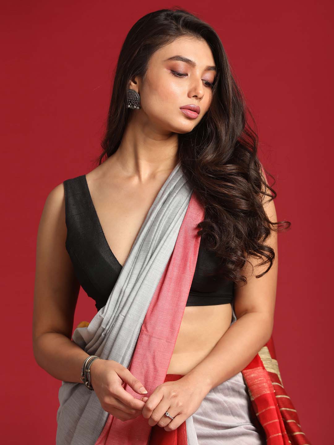 Indethnic Grey and Red Solid Colour Blocked Saree - View 3