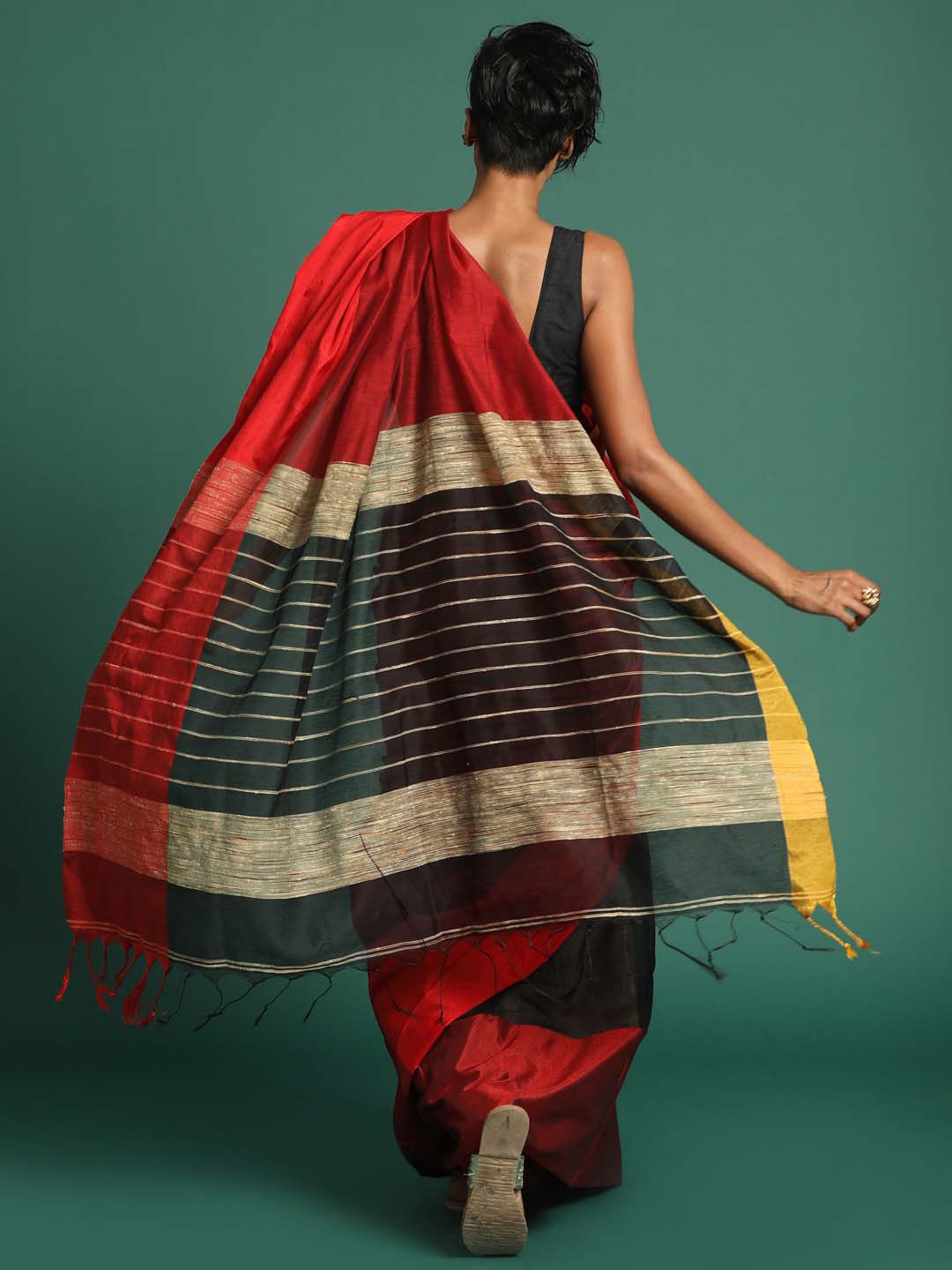 Indethnic Black and red Solid Colour Blocked Saree - View 3