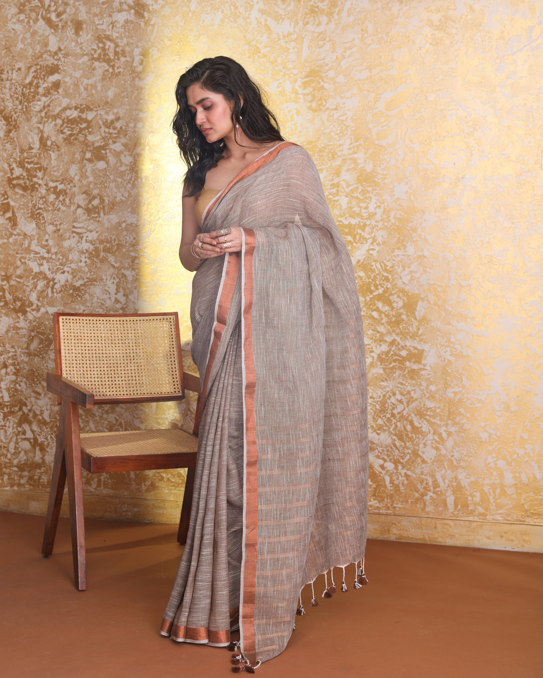 ETHEREAL ELEGANCE (HANDLOOM PURE LINEN SAREE)