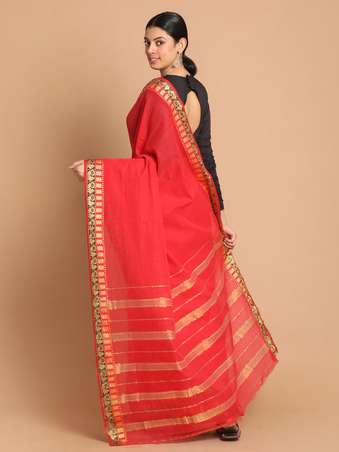 Indethnic Red Pure Cotton Solid Saree - View 3